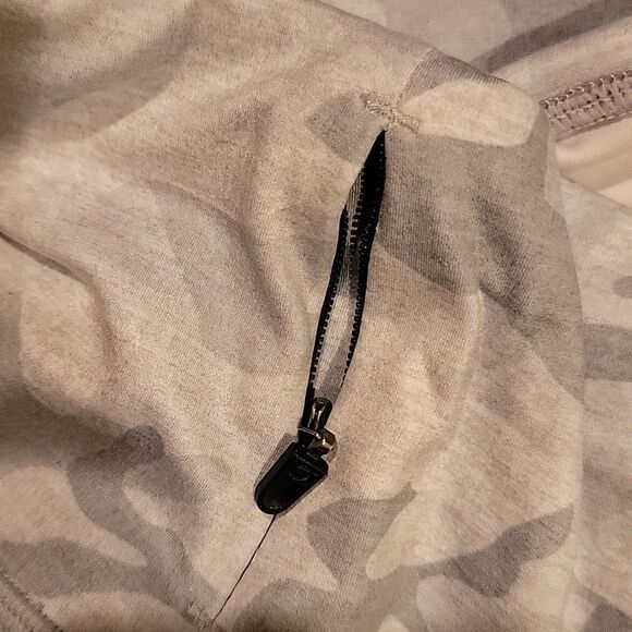 GAP  Light Gray Camouflage Leggings Capri Sz Large - Picture 10 of 10